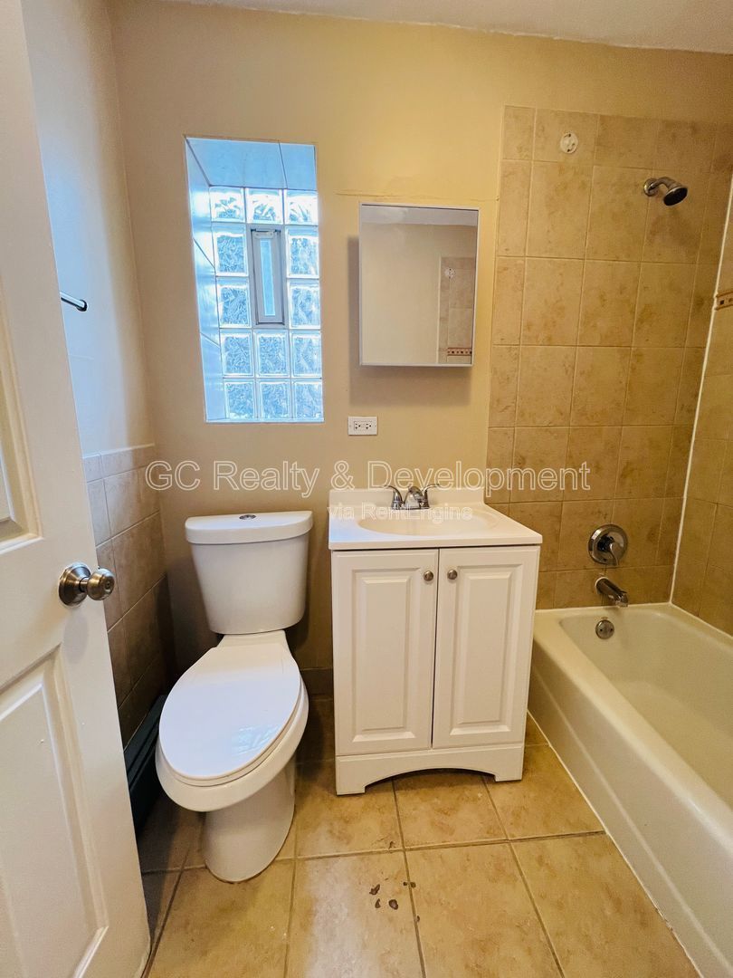 *** COMING SOON 4/15/26! / ALL UTILITIES INCLUDED / W&D IN BUILDING / COMMUTER FRIENDLY / WALK TO LAKE MICHIGAN *** property image