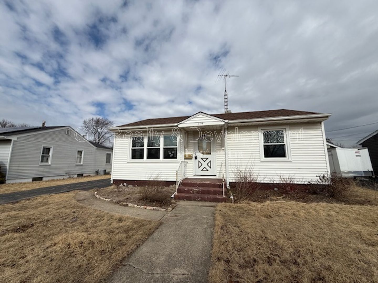 ***2 BDRM / BASEMENT / DETACHED GARAGE / RECENTLY UPDATED / HARDWOOD FLOORS *** property image