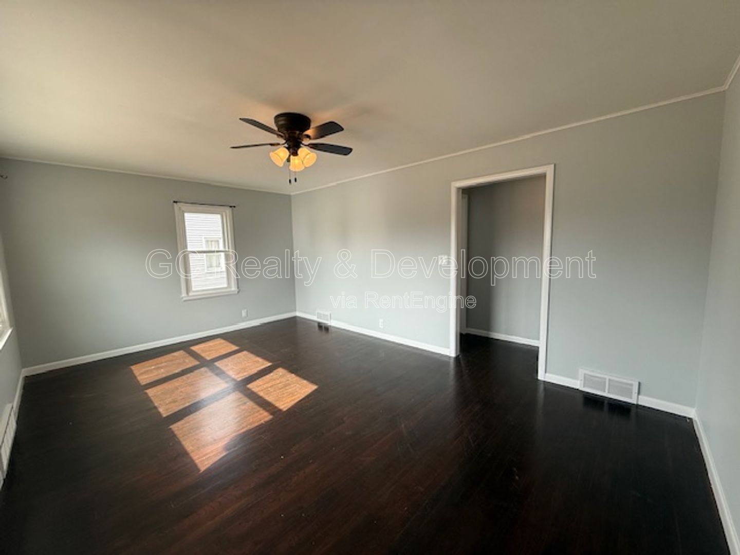 ***2 BDRM / BASEMENT / DETACHED GARAGE / RECENTLY UPDATED / HARDWOOD FLOORS *** property image