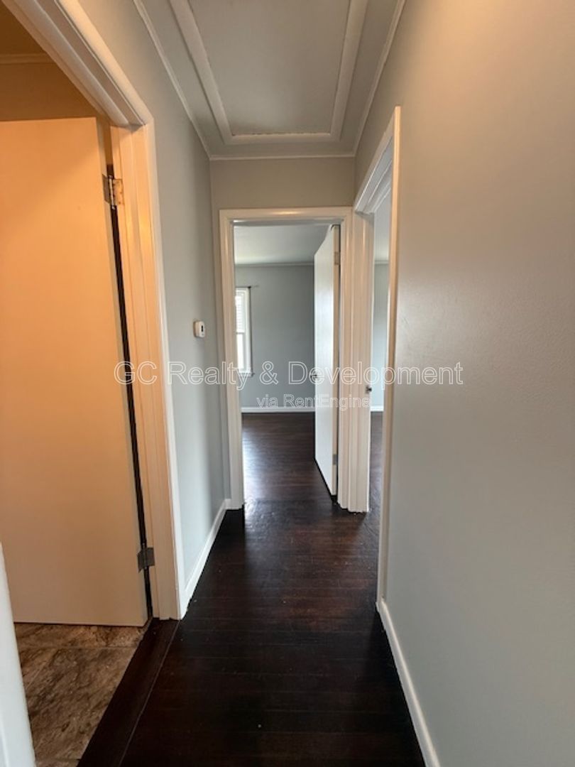 ***2 BDRM / BASEMENT / DETACHED GARAGE / RECENTLY UPDATED / HARDWOOD FLOORS *** property image