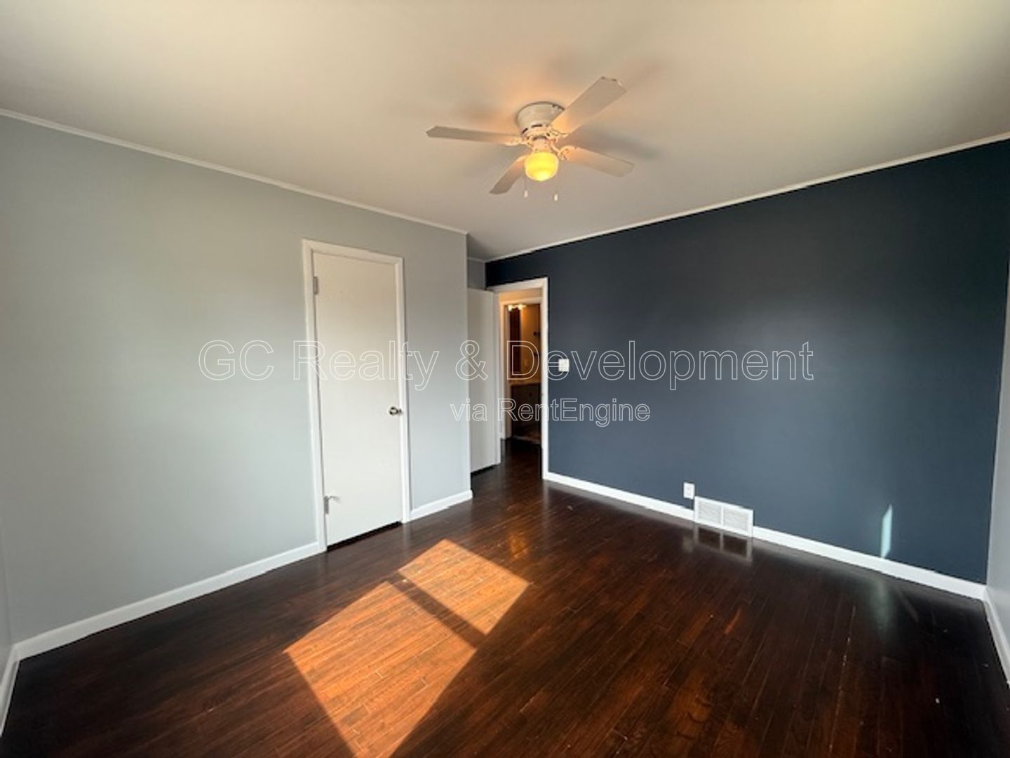 ***2 BDRM / BASEMENT / DETACHED GARAGE / RECENTLY UPDATED / HARDWOOD FLOORS *** property image