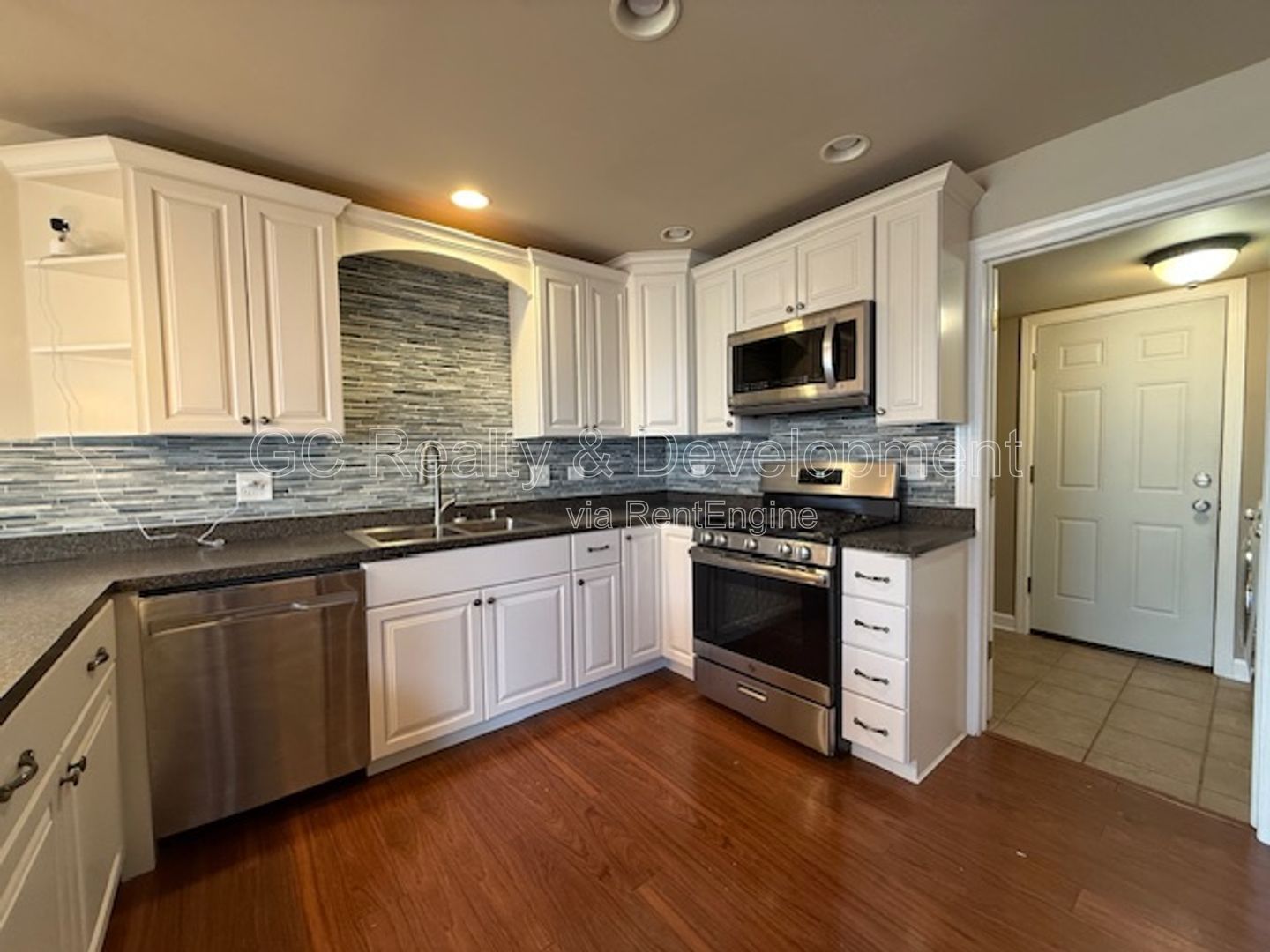 *** RECENTLY UPDATED / 3 BDRM - 2 BTH / HARDWOOD FLOORS / ATTACHED GARAGE / SS APPL *** property image