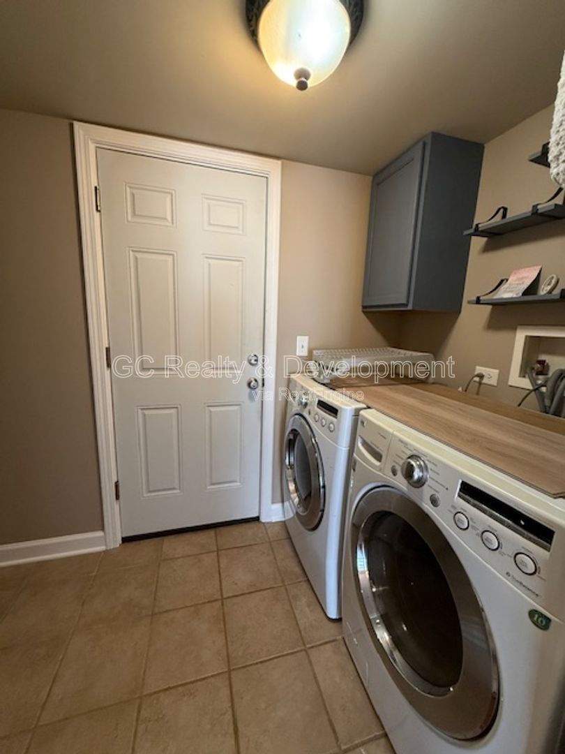 *** RECENTLY UPDATED / 3 BDRM - 2 BTH / HARDWOOD FLOORS / ATTACHED GARAGE / SS APPL *** property image