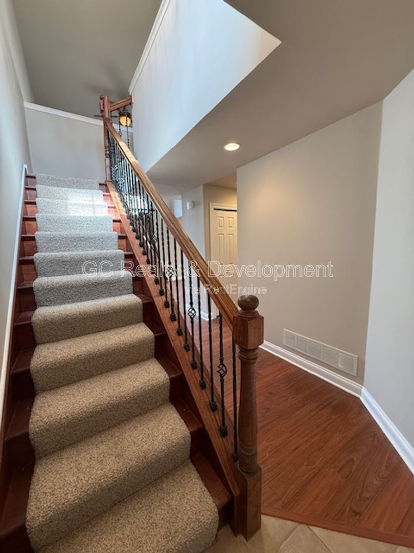 *** RECENTLY UPDATED / 3 BDRM - 2 BTH / HARDWOOD FLOORS / ATTACHED GARAGE / SS APPL *** property image