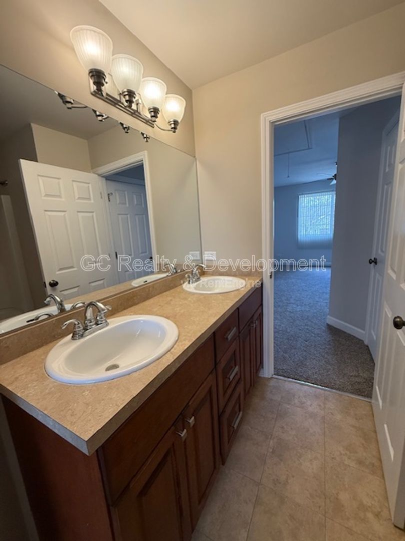 *** RECENTLY UPDATED / 3 BDRM - 2 BTH / HARDWOOD FLOORS / ATTACHED GARAGE / SS APPL *** property image