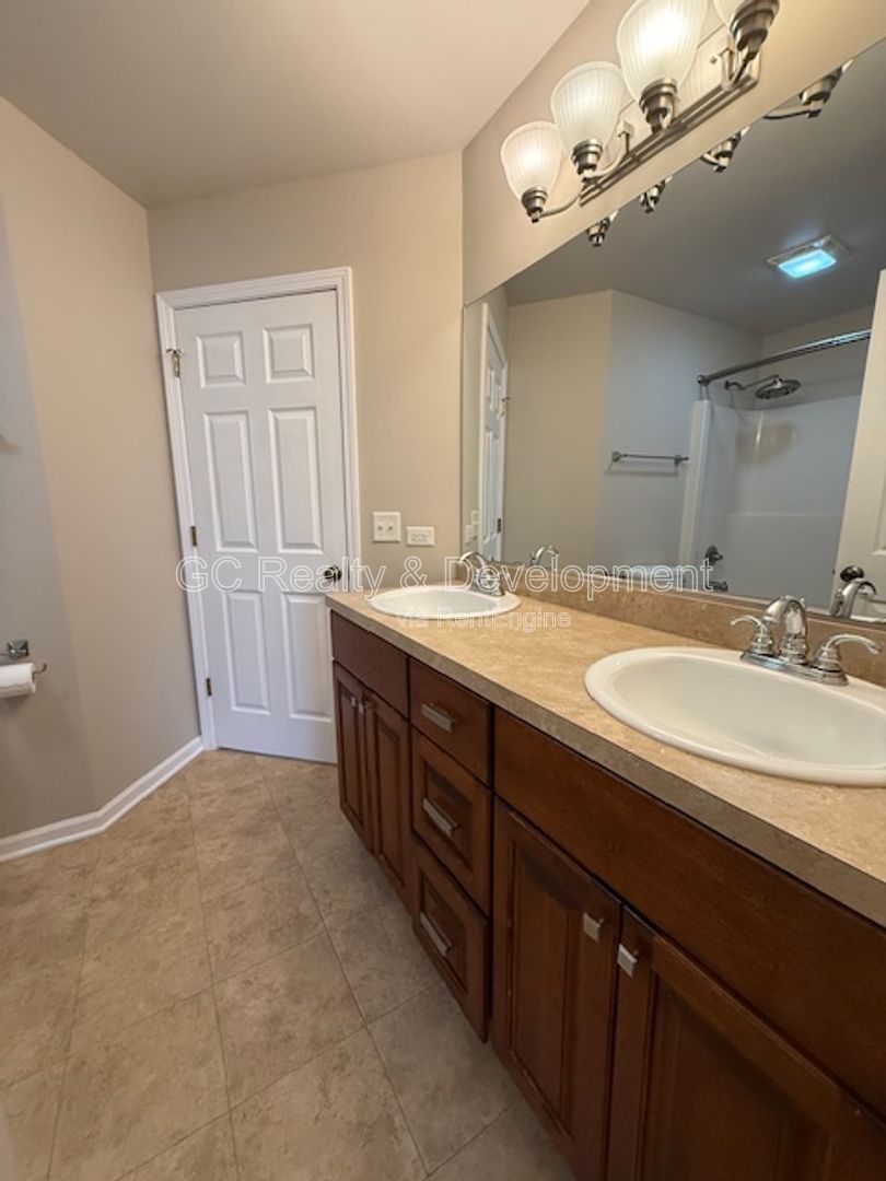 *** RECENTLY UPDATED / 3 BDRM - 2 BTH / HARDWOOD FLOORS / ATTACHED GARAGE / SS APPL *** property image