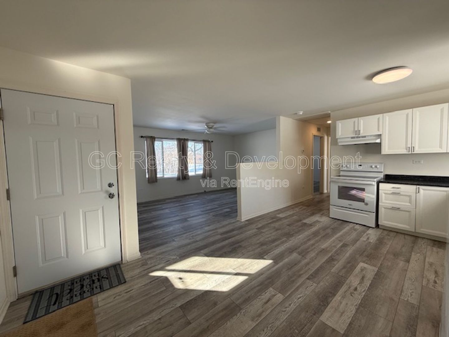 *** 2 BDRM / RECENTLY UPDATED / LAUNDRY ON SITE / PET FRIENDLY / WALK TO LAKE *** property image