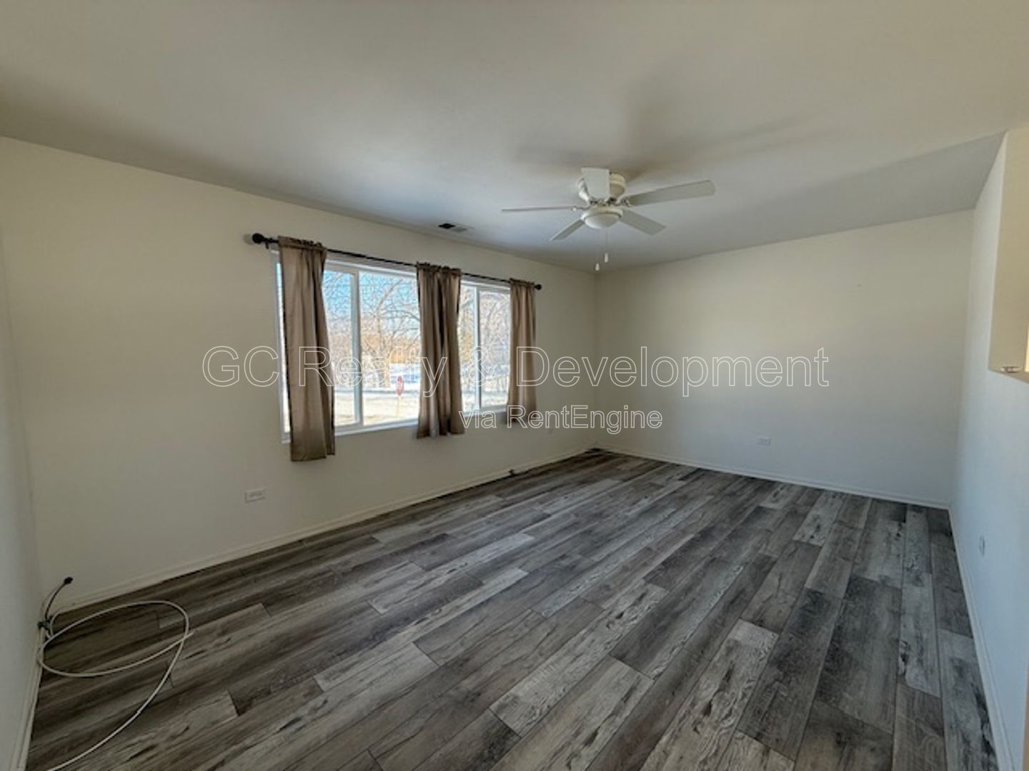 *** 2 BDRM / RECENTLY UPDATED / LAUNDRY ON SITE / PET FRIENDLY / WALK TO LAKE *** property image