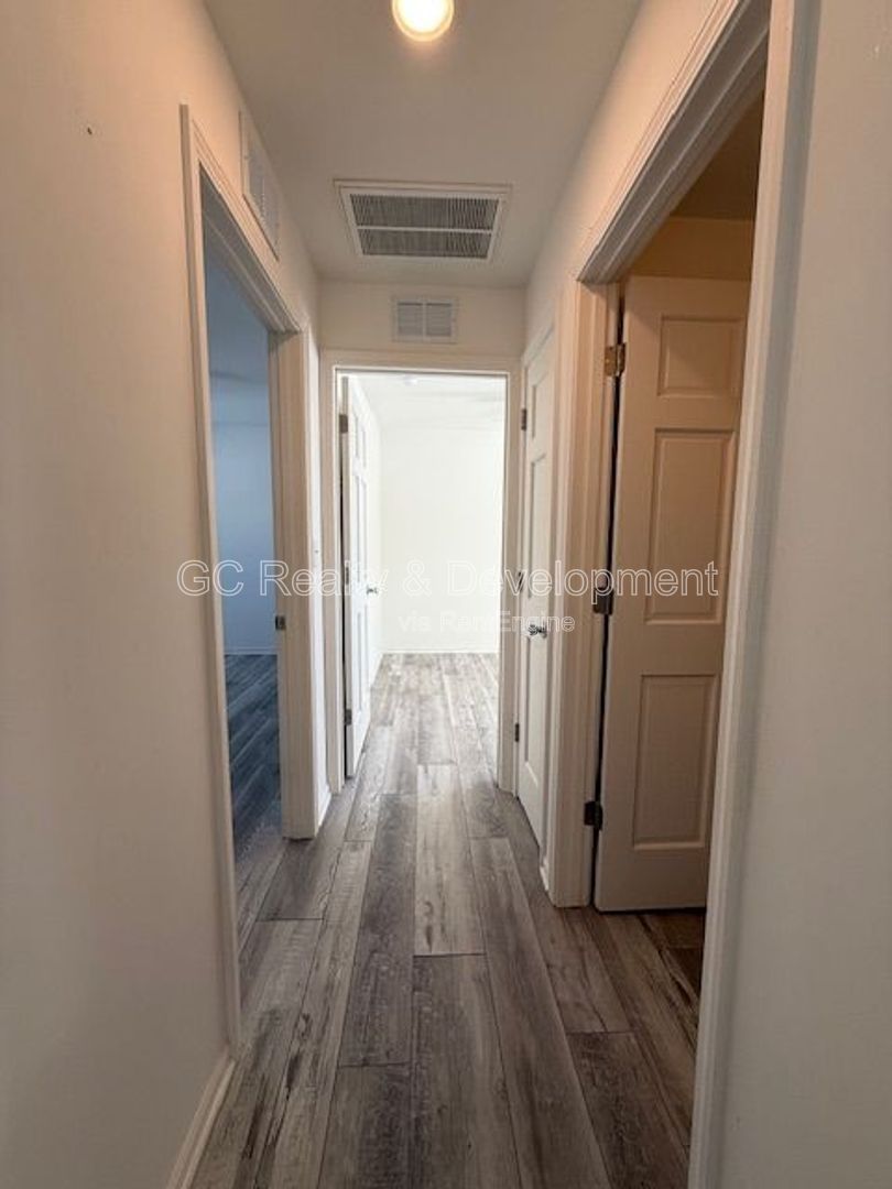 *** 2 BDRM / RECENTLY UPDATED / LAUNDRY ON SITE / PET FRIENDLY / WALK TO LAKE *** property image