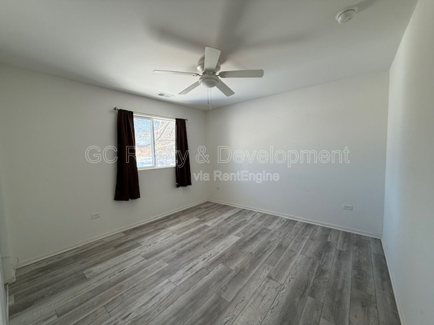 *** 2 BDRM / RECENTLY UPDATED / LAUNDRY ON SITE / PET FRIENDLY / WALK TO LAKE *** property image