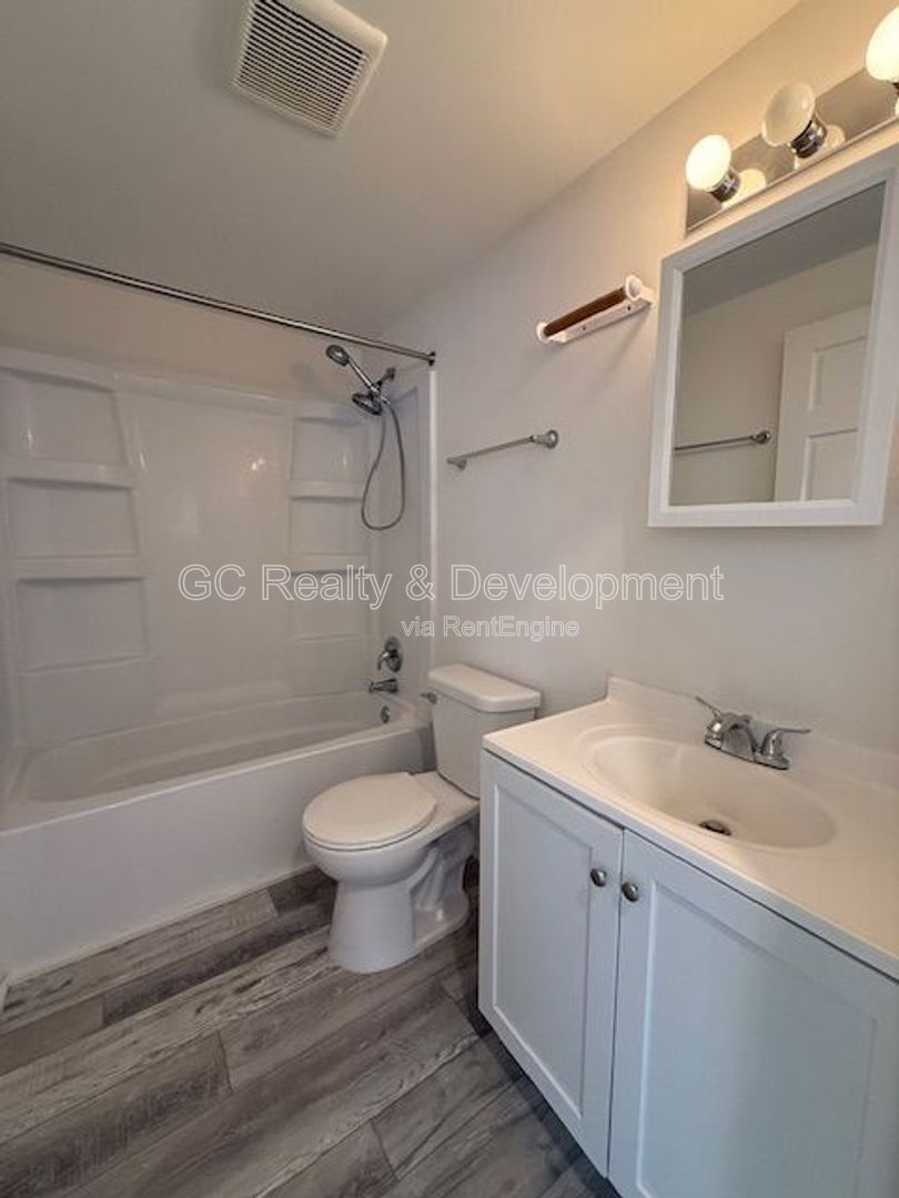 *** 2 BDRM / RECENTLY UPDATED / LAUNDRY ON SITE / PET FRIENDLY / WALK TO LAKE *** property image