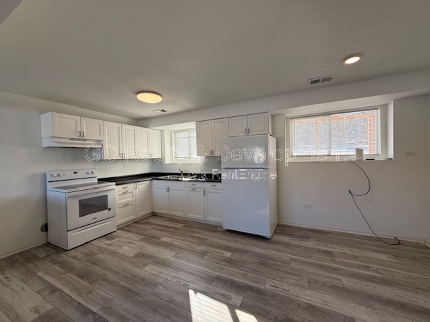 *** 2ND FLOOR UNIT / RECENTLY UPDATED / GARAGE PARKING AVAIL / LAUNDRY ON SITE *** property image