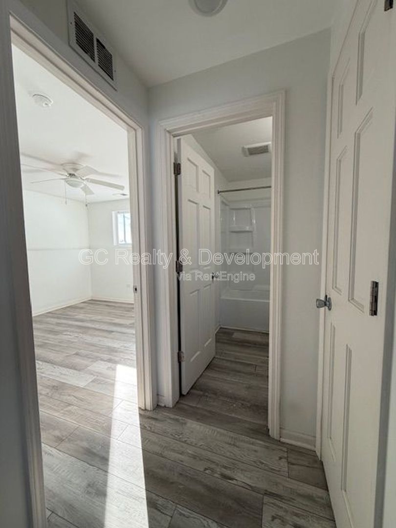 *** 2ND FLOOR UNIT / RECENTLY UPDATED / GARAGE PARKING AVAIL / LAUNDRY ON SITE *** property image