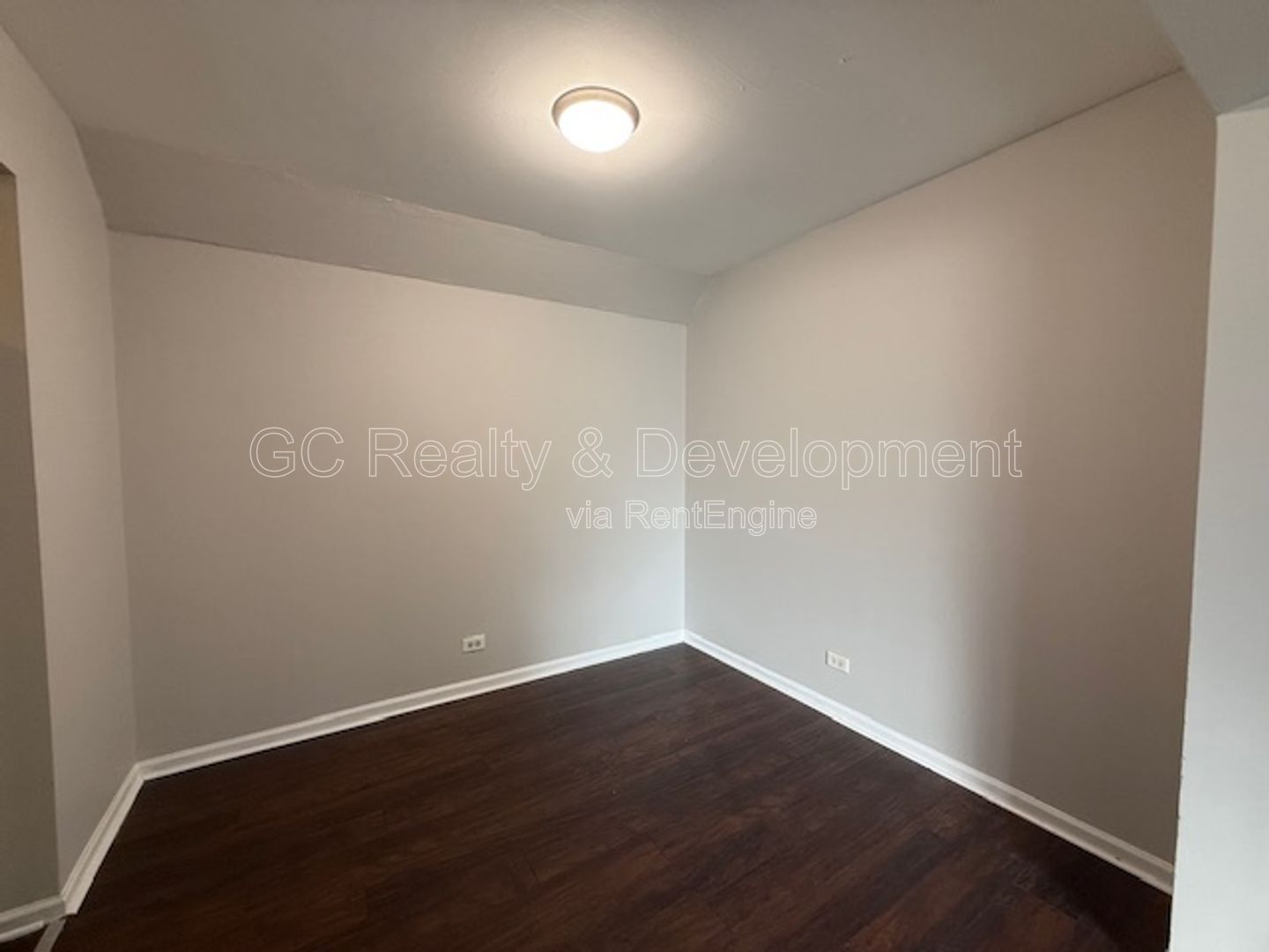 *** 2 BDRM / ONLY PAY ELECTRIC / LAUNDRY ON SITE / PARKING INCL *** property image