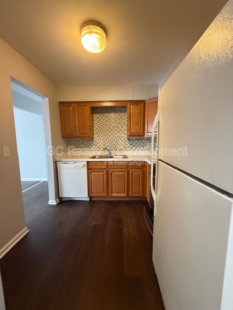 *** 2 BDRM / ONLY PAY ELECTRIC / LAUNDRY ON SITE / PARKING INCL *** property image