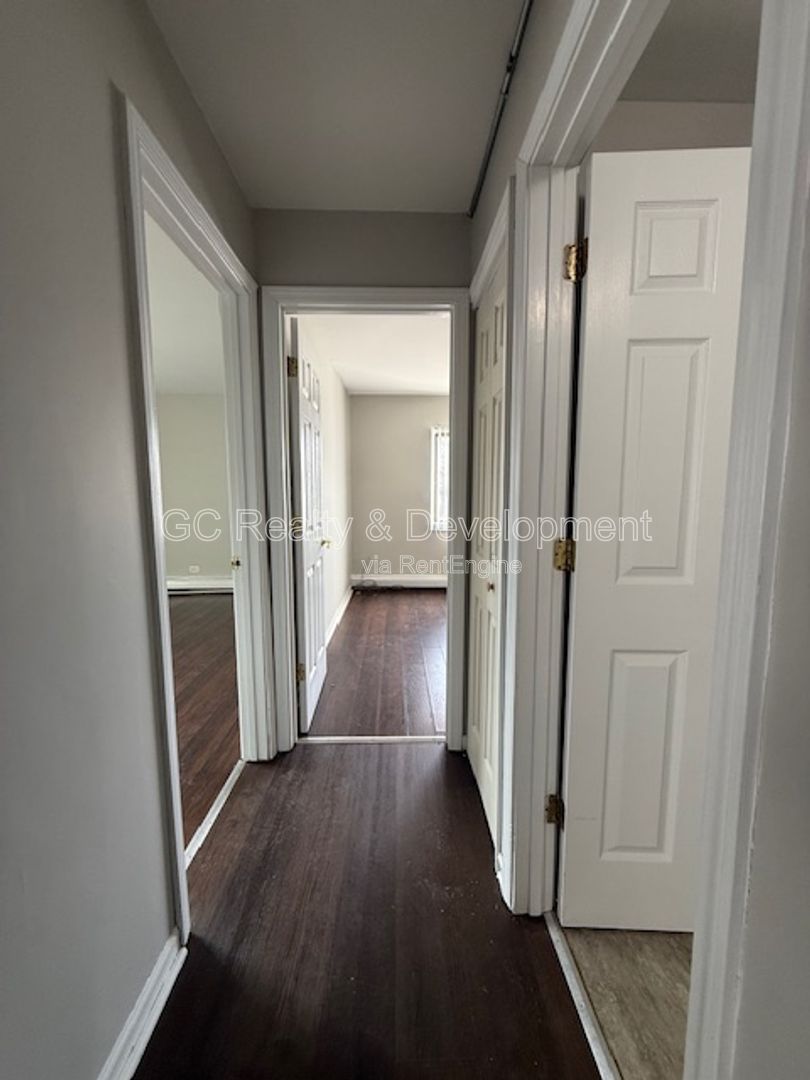 *** 2 BDRM / ONLY PAY ELECTRIC / LAUNDRY ON SITE / PARKING INCL *** property image