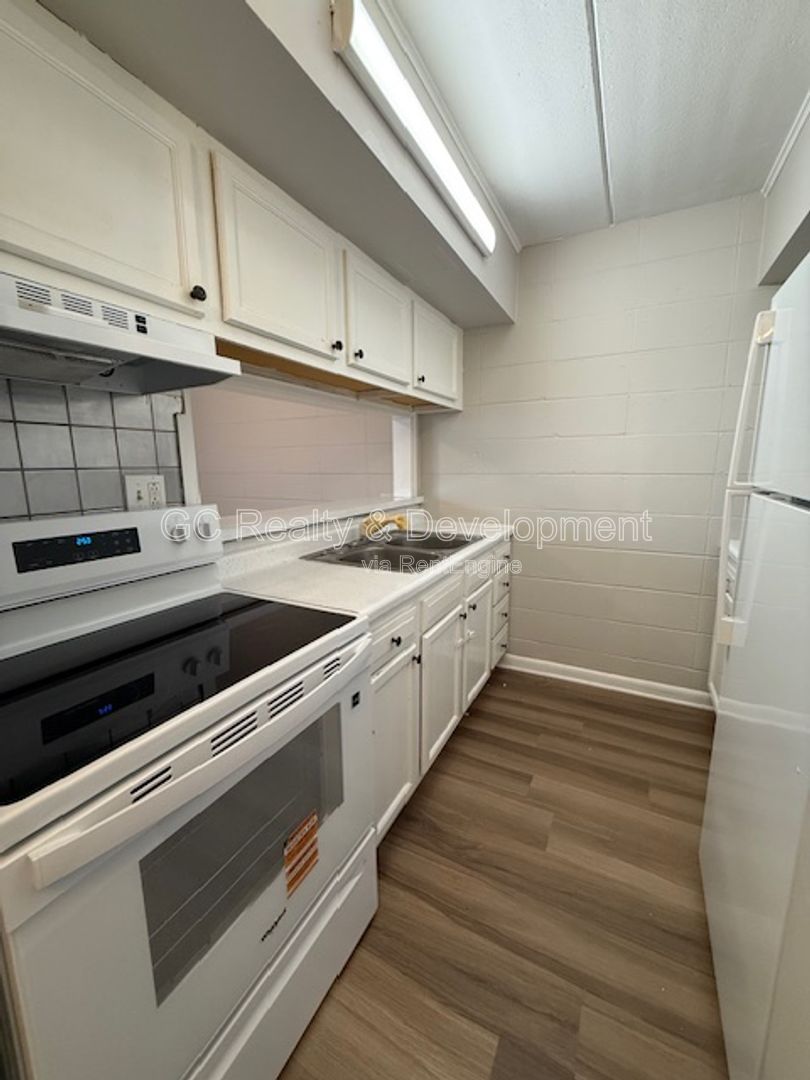 *** 2 BDRM / PET FRIENDLY / ONLY PAY ELECTRIC / 2 PARKING SPOTS *** property image