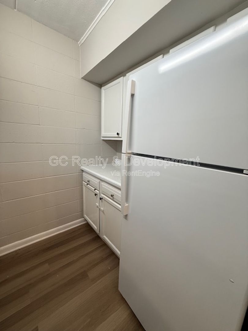 *** 2 BDRM / PET FRIENDLY / ONLY PAY ELECTRIC / 2 PARKING SPOTS *** property image