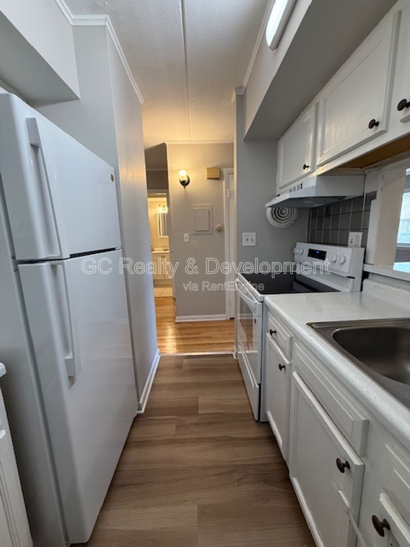 *** 2 BDRM / PET FRIENDLY / ONLY PAY ELECTRIC / 2 PARKING SPOTS *** property image