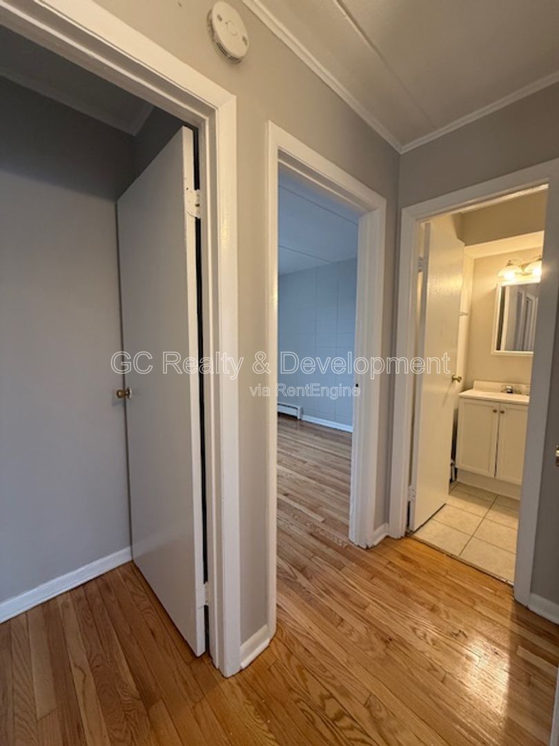 *** 2 BDRM / PET FRIENDLY / ONLY PAY ELECTRIC / 2 PARKING SPOTS *** property image