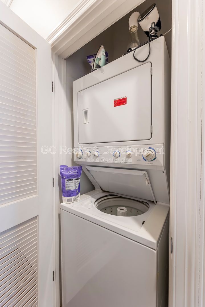 *** UKRAINIAN VILLAGE / 3 BDRM - 2 BTH / 1500+ SQFT / LUXURIOUS BALCONYS / HEATED GARAGE *** property image