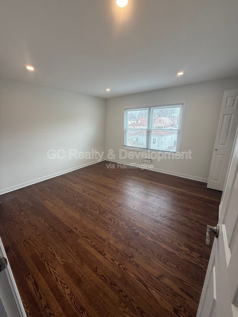 *** COMING SOON 3/15/26! / 3 BDRM - 2 BTH / SSL APPL / IN UNIT LAUNDRY / FENCED YARD / PET FRIENDLY / HARDWOOD FLOORS *** property image