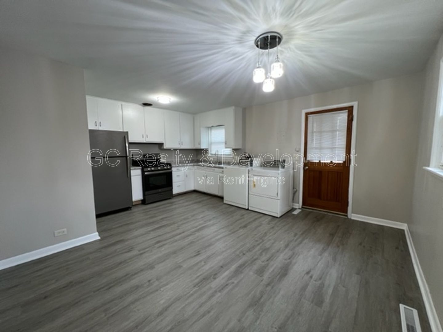 *** UPDATED / 2 BDRM - 1 BTH / APPL INCL / NEW CARPET / FRESH PAINT / LAUNDRY IN UNIT *** property image