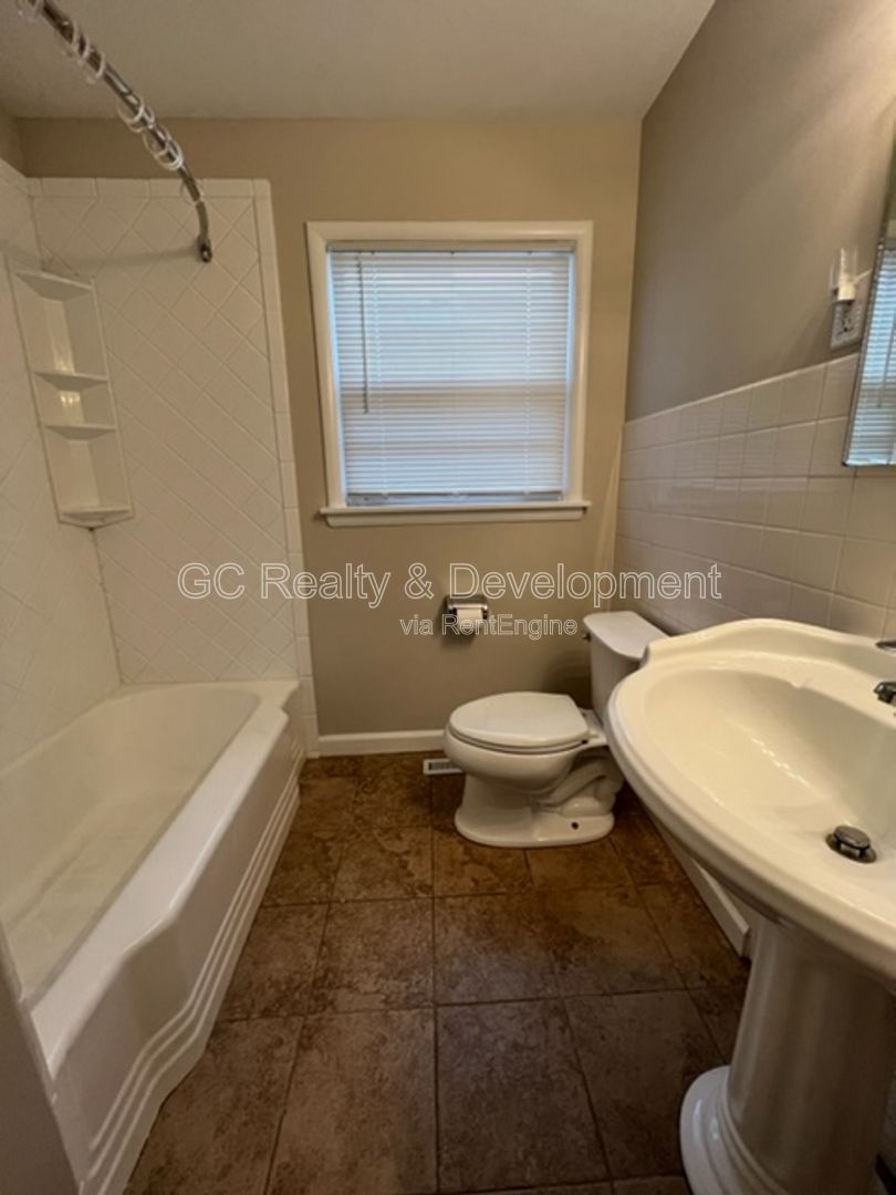 *** UPDATED / 2 BDRM - 1 BTH / APPL INCL / NEW CARPET / FRESH PAINT / LAUNDRY IN UNIT *** property image
