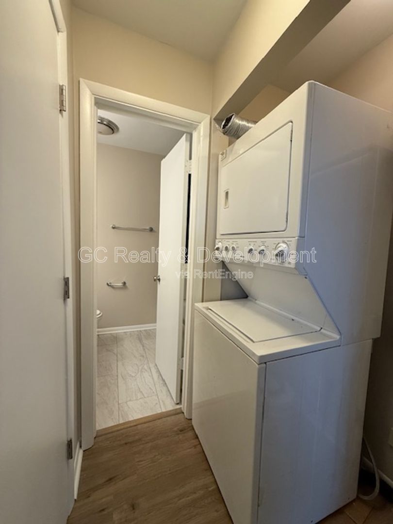 *** 2 BDRM - 1 BTH / IN UNIT LAUNDRY / PARKING INCL / CENTRAL AC *** property image