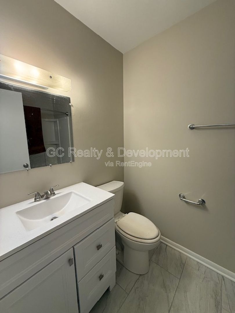 *** 2 BDRM - 1 BTH / IN UNIT LAUNDRY / PARKING INCL / CENTRAL AC *** property image