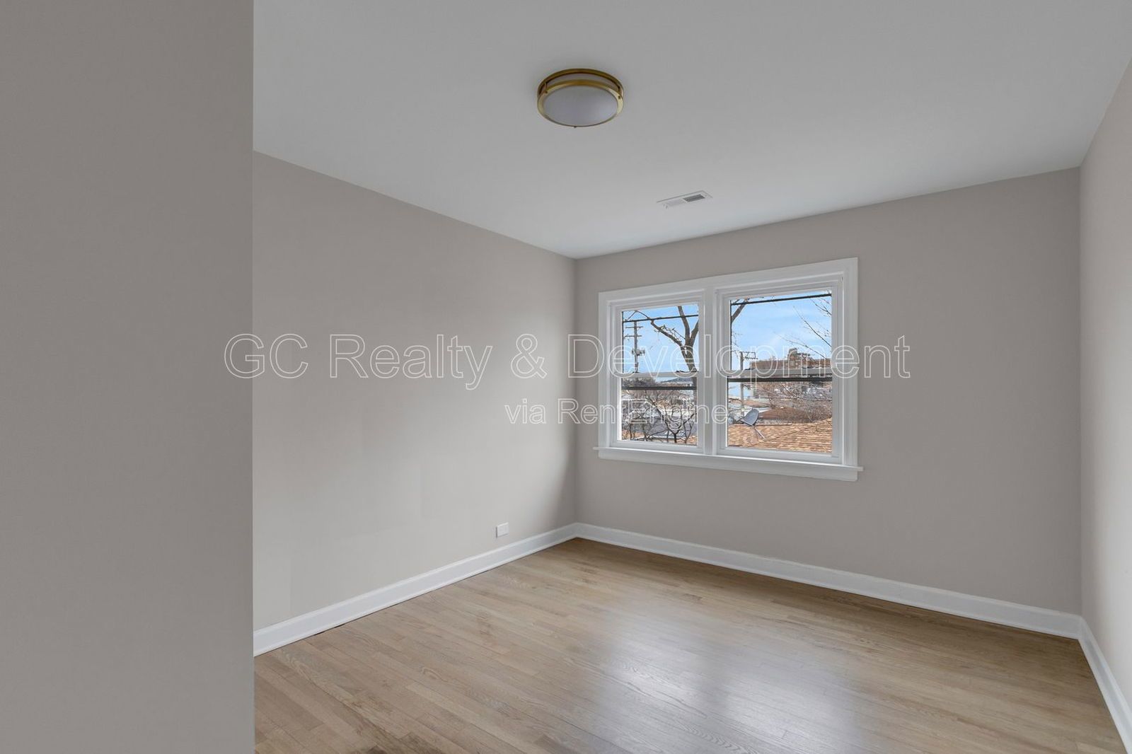 *** 2ND FLOOR UNIT / 3 BDRM / RECENTLY UPDATED / PARKING INCL / NATURAL LIGHTING *** property image