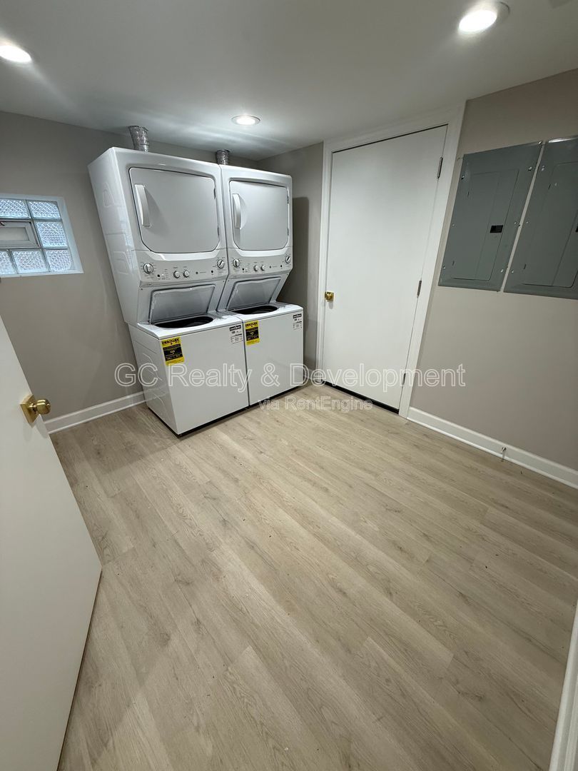 *** 2ND FLOOR UNIT / 3 BDRM / RECENTLY UPDATED / PARKING INCL / NATURAL LIGHTING *** property image