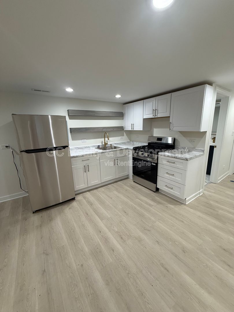 *** RECENTLY UPDATED / GARDEN UNIT / 2 BDRM / PARKING INCL / FLAT UTILITY FEE / FREE LAUNDRY ON SITE *** property image