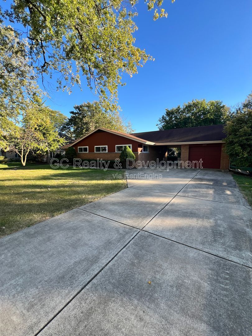 ***  COMING SOON 4/15/26! / 1/2 ACRE LOT / HUGE LIVABLE BASEMENT / STAINLESS APPL / 3BDRM-2BTH *** property image