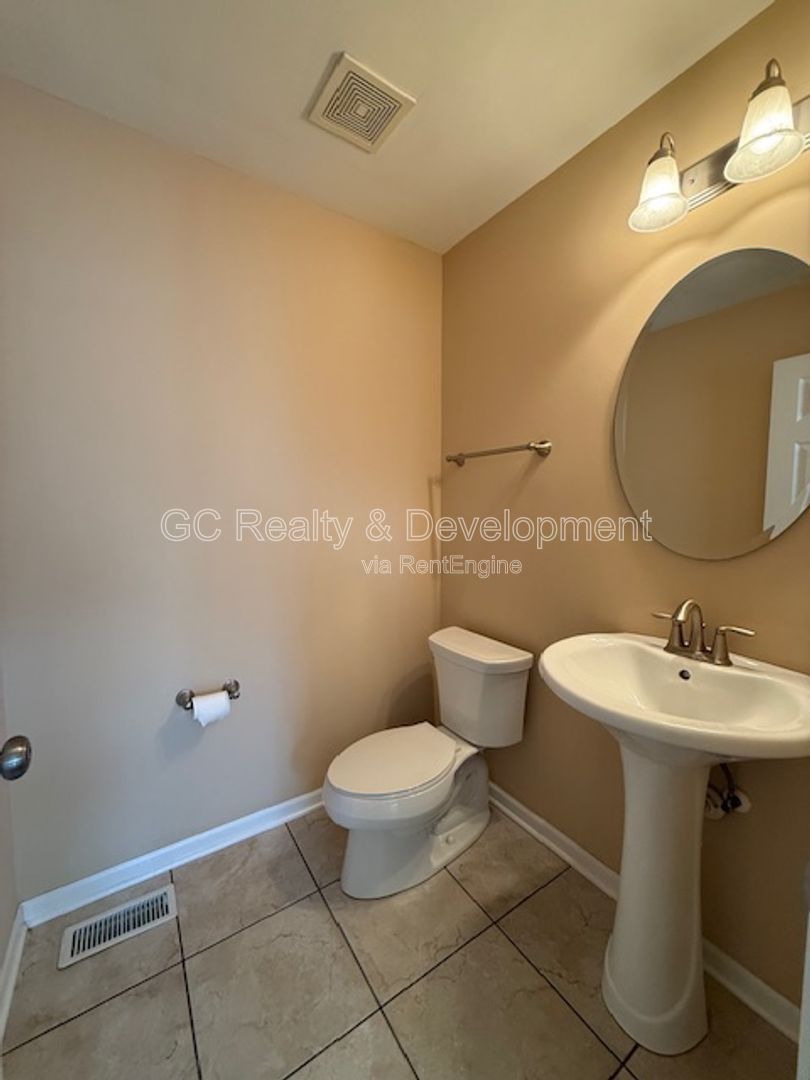 *** 3 BDRM - 2.5 BTH / RECENTLY UPDATED / ATTACHED GARAGE / LRG CLOSETS / PET FRIENDLY *** property image