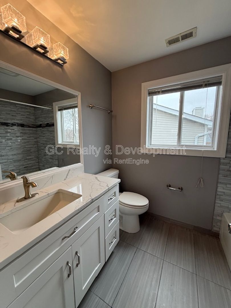 *** 4 BDRM - 2.5 BTH / RECENTLY UPDATED / LOFT LAYOUT / PET FRIENDLY / REAR PATIO W GAZEBO *** property image