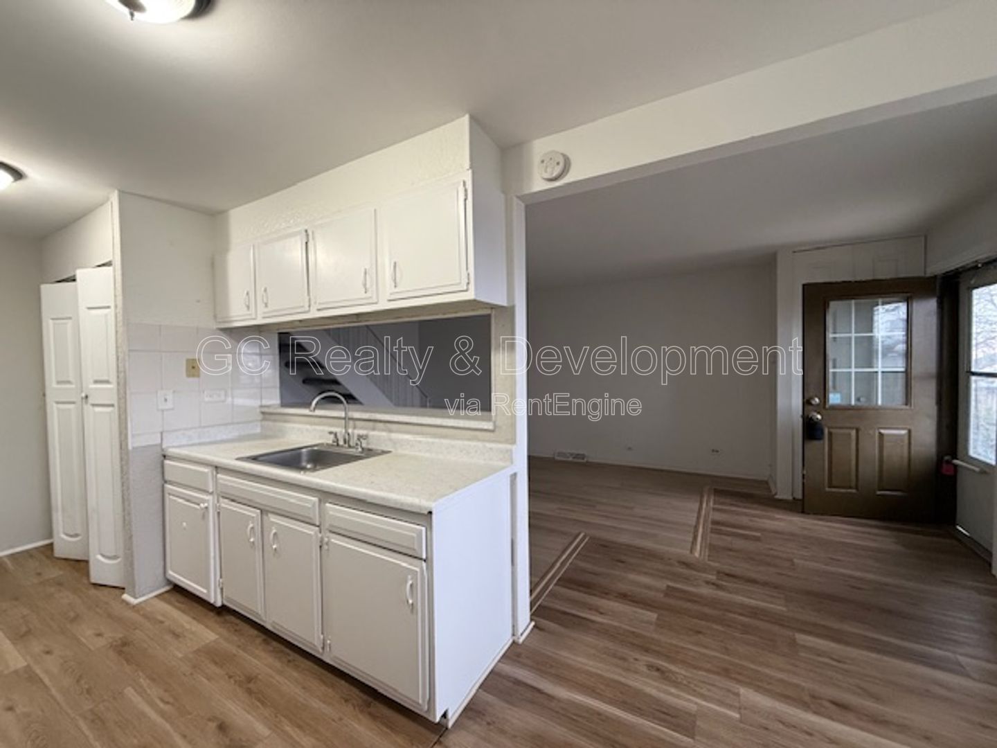 *** 2 BDRM / GARAGE PARKING / IN UNIT LAUNDRY / SS APPL / WALK IN CLOSET / CLOSE TO SHOPPING *** property image