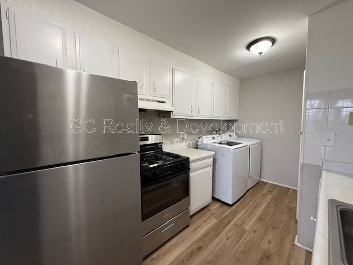 *** 2 BDRM / GARAGE PARKING / IN UNIT LAUNDRY / SS APPL / WALK IN CLOSET / CLOSE TO SHOPPING *** property image