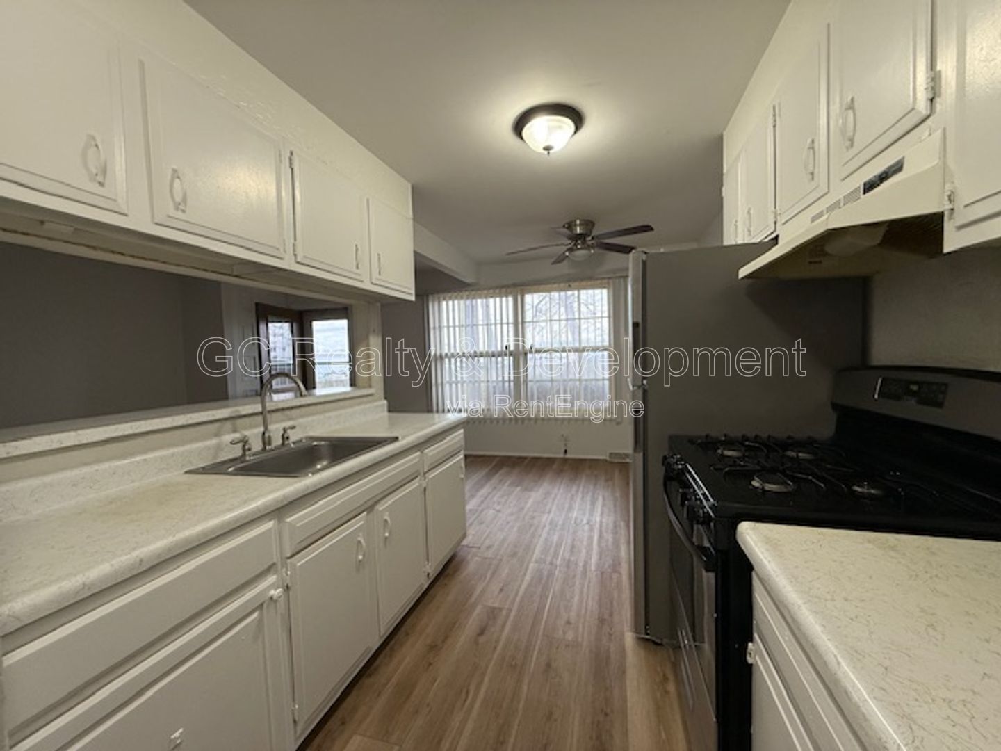 *** 2 BDRM / GARAGE PARKING / IN UNIT LAUNDRY / SS APPL / WALK IN CLOSET / CLOSE TO SHOPPING *** property image