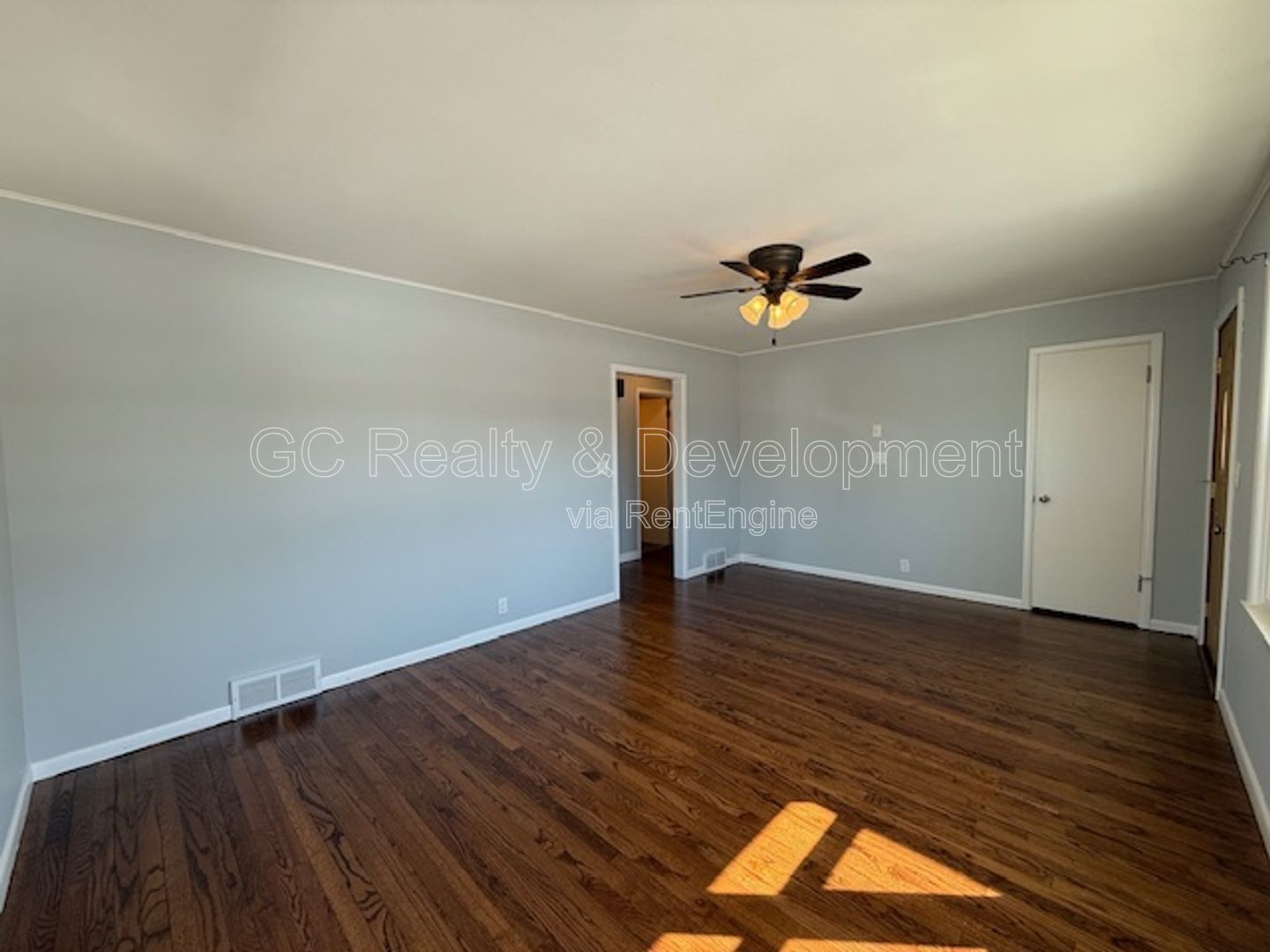 ***2 BDRM / BASEMENT / DETACHED GARAGE / RECENTLY UPDATED / HARDWOOD FLOORS *** property image