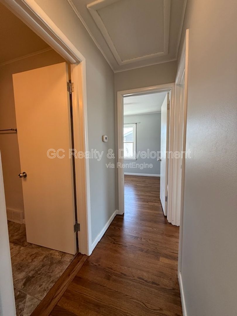 ***2 BDRM / BASEMENT / DETACHED GARAGE / RECENTLY UPDATED / HARDWOOD FLOORS *** property image