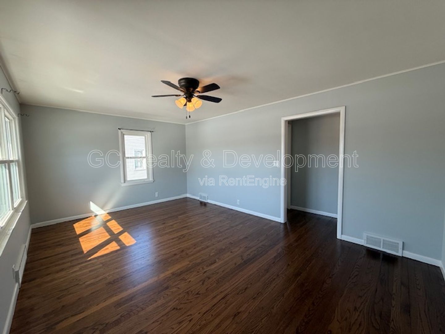 ***2 BDRM / BASEMENT / DETACHED GARAGE / RECENTLY UPDATED / HARDWOOD FLOORS *** property image