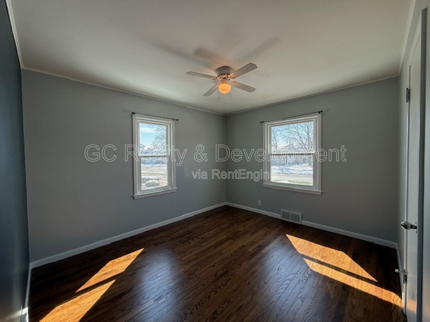 ***2 BDRM / BASEMENT / DETACHED GARAGE / RECENTLY UPDATED / HARDWOOD FLOORS *** property image