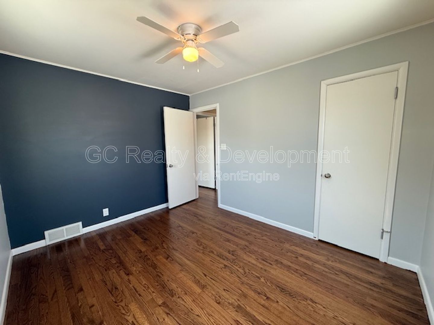 ***2 BDRM / BASEMENT / DETACHED GARAGE / RECENTLY UPDATED / HARDWOOD FLOORS *** property image