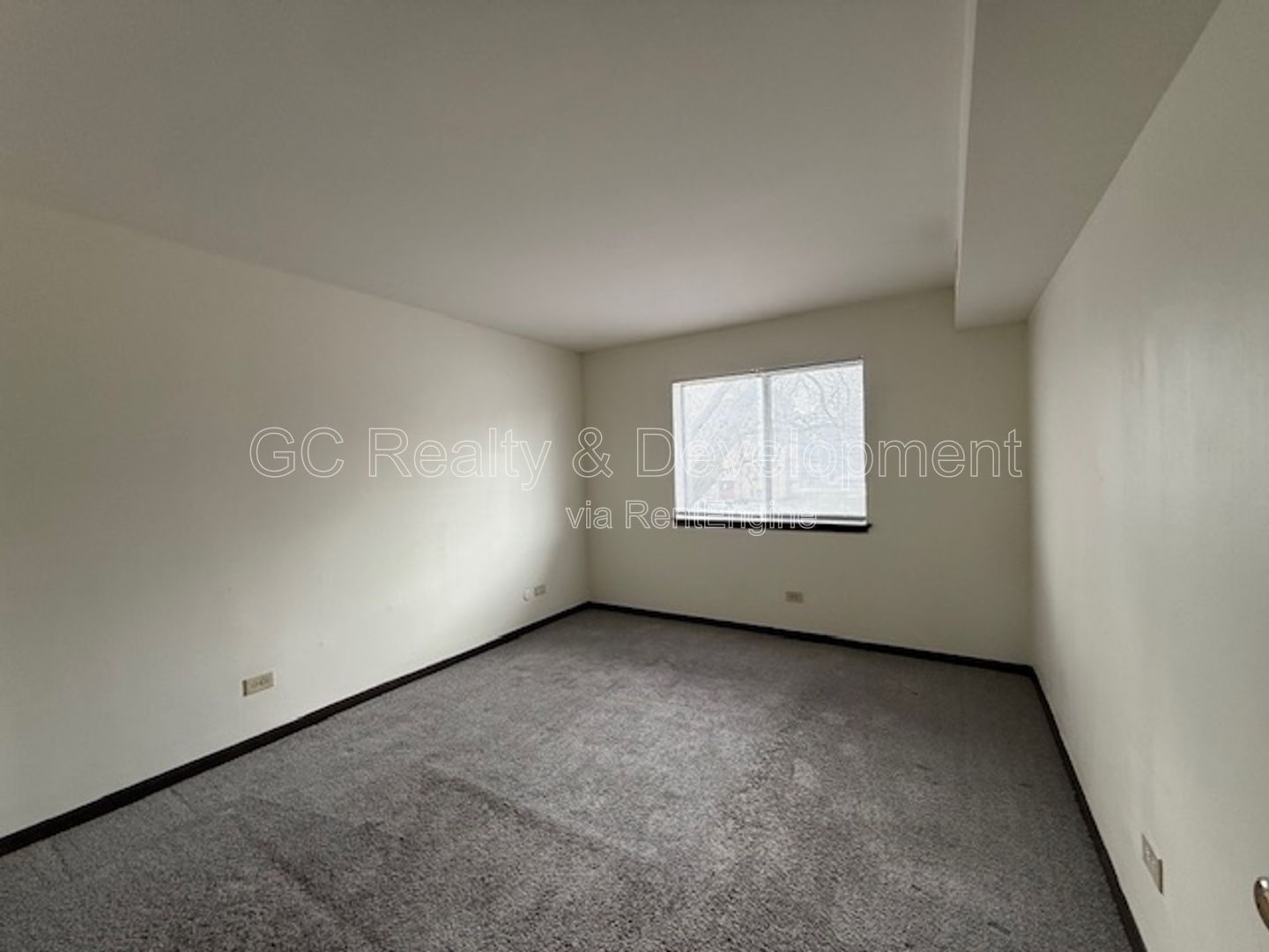 *** 2 BDRM / 2 PARKING SPOTS / STORAGE UNIT / CENTRAL AC / ONLY PAY ELECTRIC *** property image