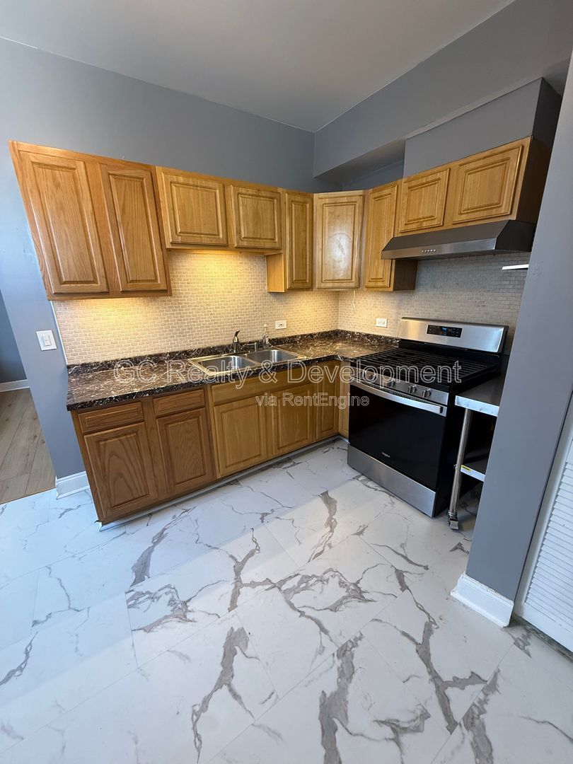 *** 2 BDRM + OFFICE / ON SITE LAUNDRY / SS APPL / CENTRAL AC *** property image