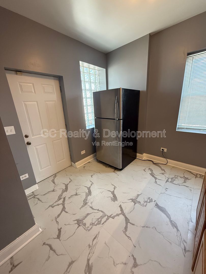 *** 2 BDRM + OFFICE / ON SITE LAUNDRY / SS APPL / CENTRAL AC *** property image