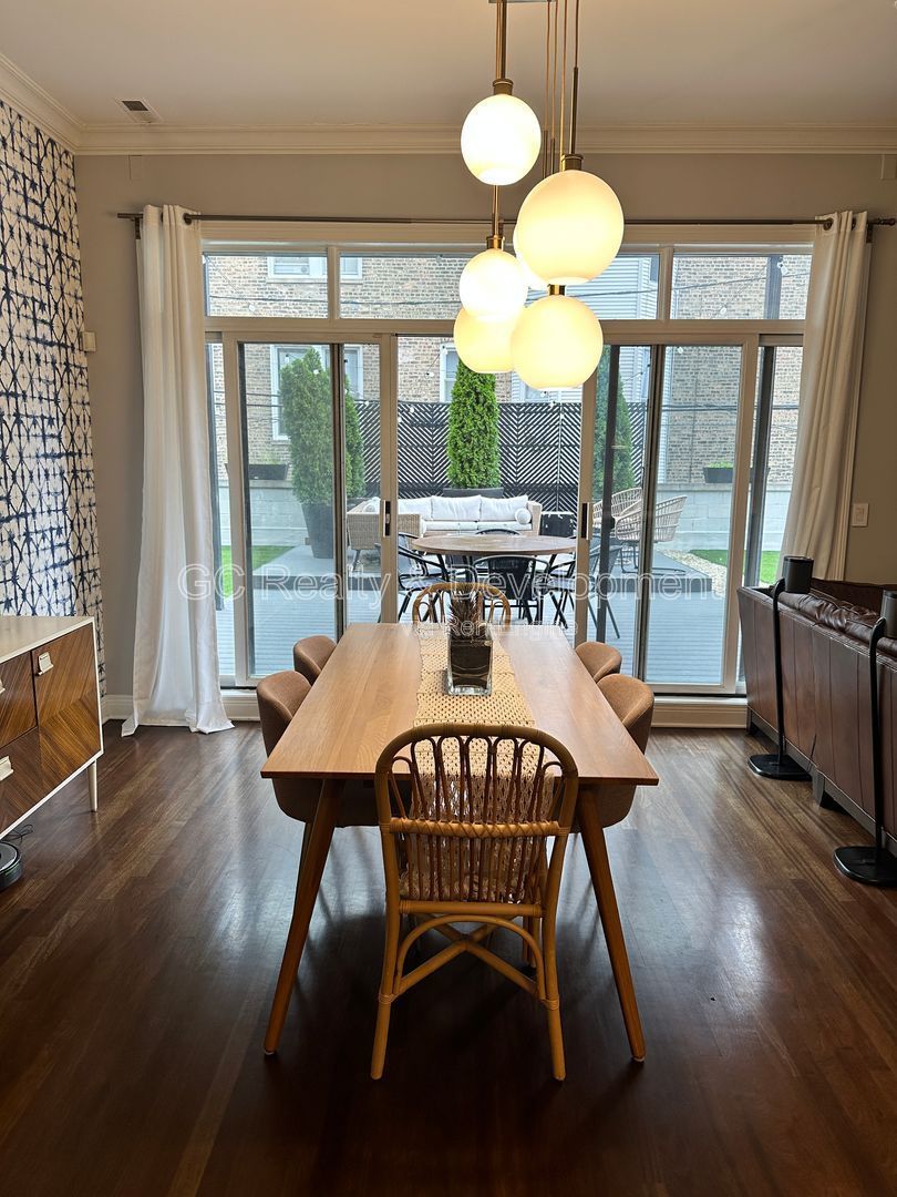 *** UKRAINIAN VILLAGE / 3 BDRM - 2 BTH / 1500+ SQFT / LUXURIOUS BALCONYS / HEATED GARAGE *** property image