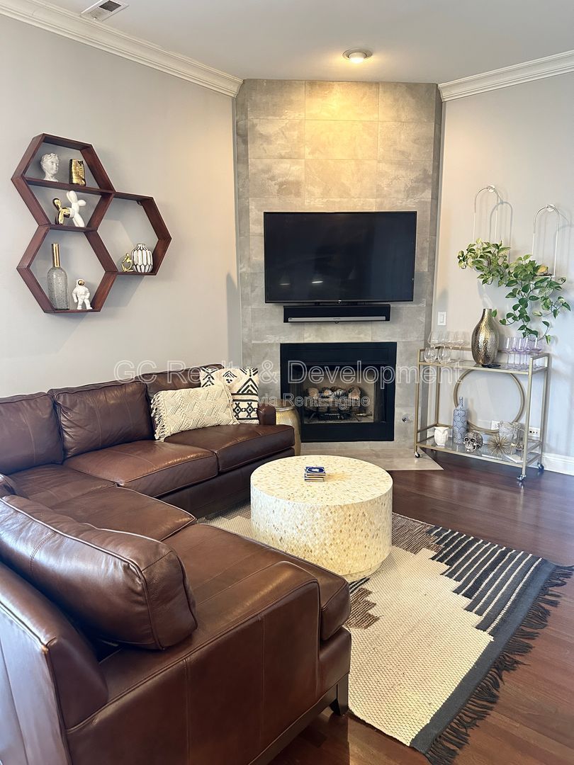 *** UKRAINIAN VILLAGE / 3 BDRM - 2 BTH / 1500+ SQFT / LUXURIOUS BALCONYS / HEATED GARAGE *** property image