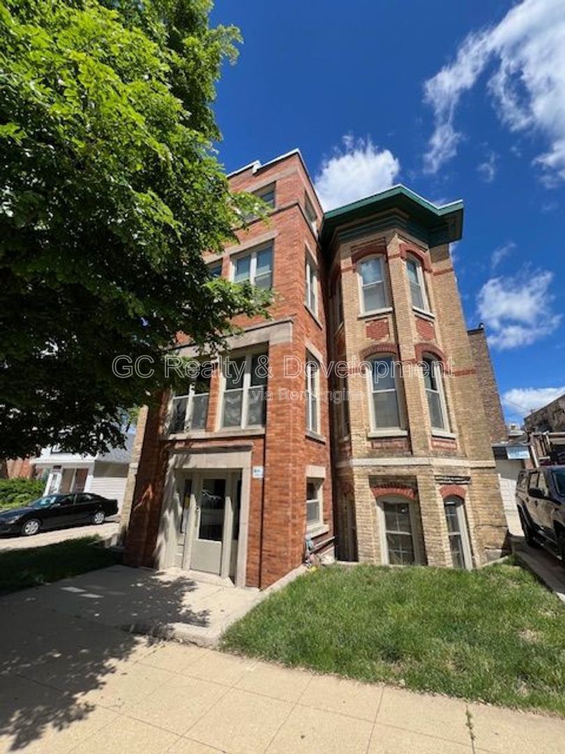 *** DOWNTOWN ELGIN GROUND LEVEL UNIT / 1 BDRM - 1 BTH / APPL INCL  *** property image